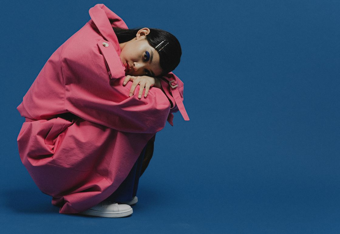 Comment installer un fond photo en papier ? Photo illustrative d'un homme qui est modèle avec un fond papier de couleur brun / beige