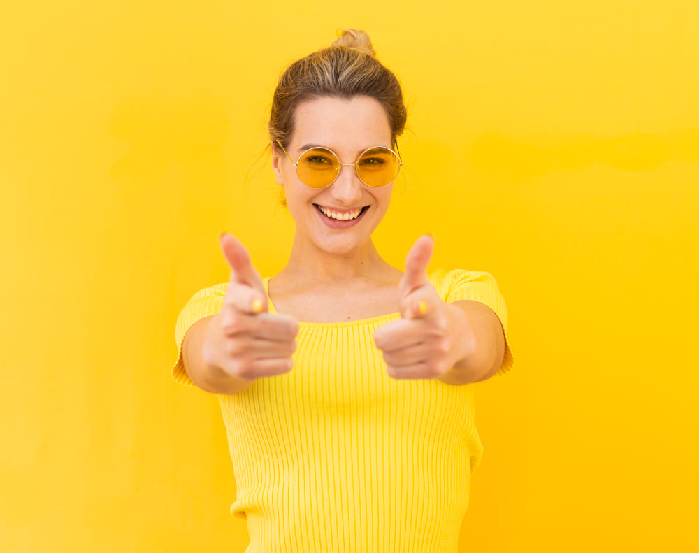 Femme heureuse fond papier jaune