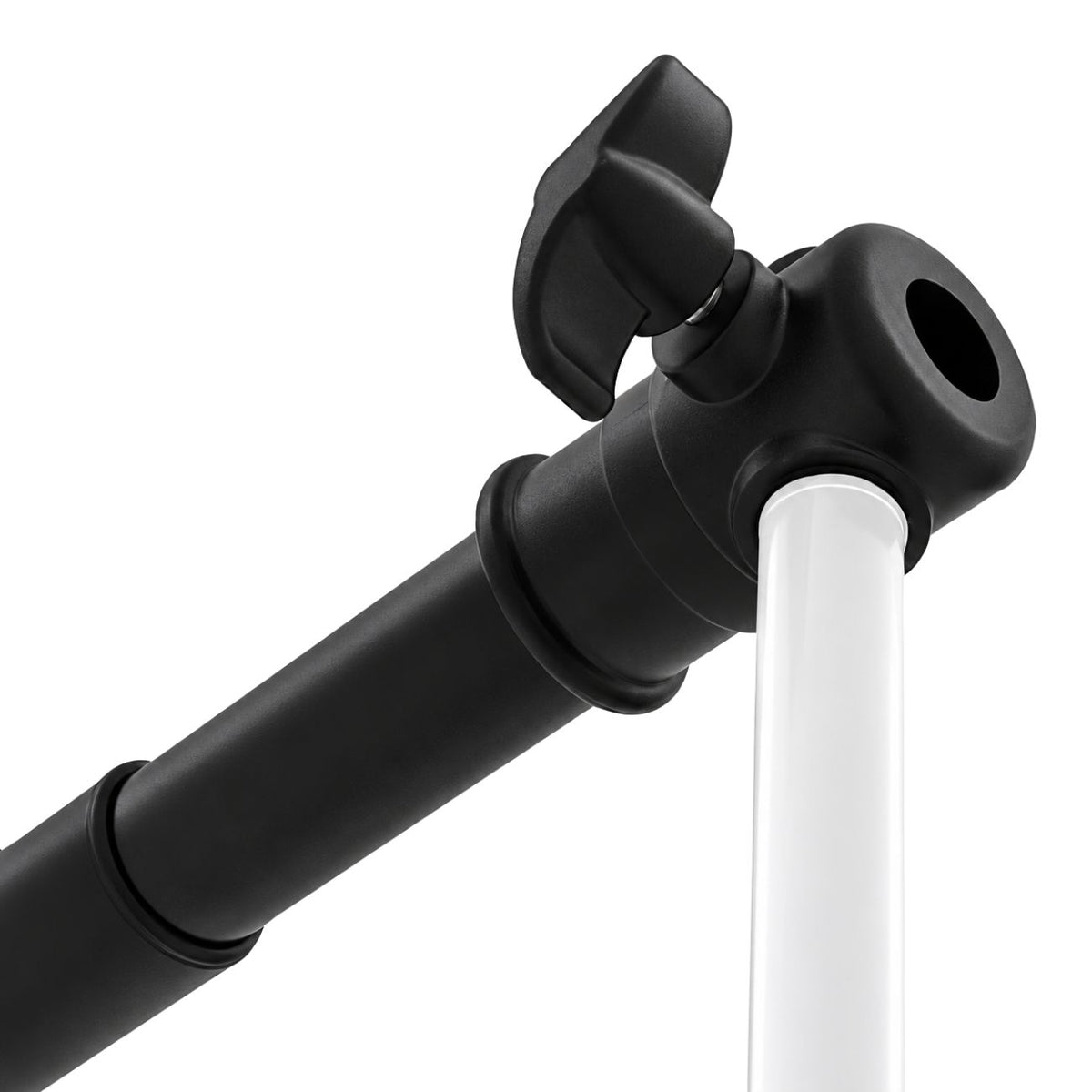 Extrémité de la barre StudioKing CBT-4M posée sur le spigot d'un pied de lumière