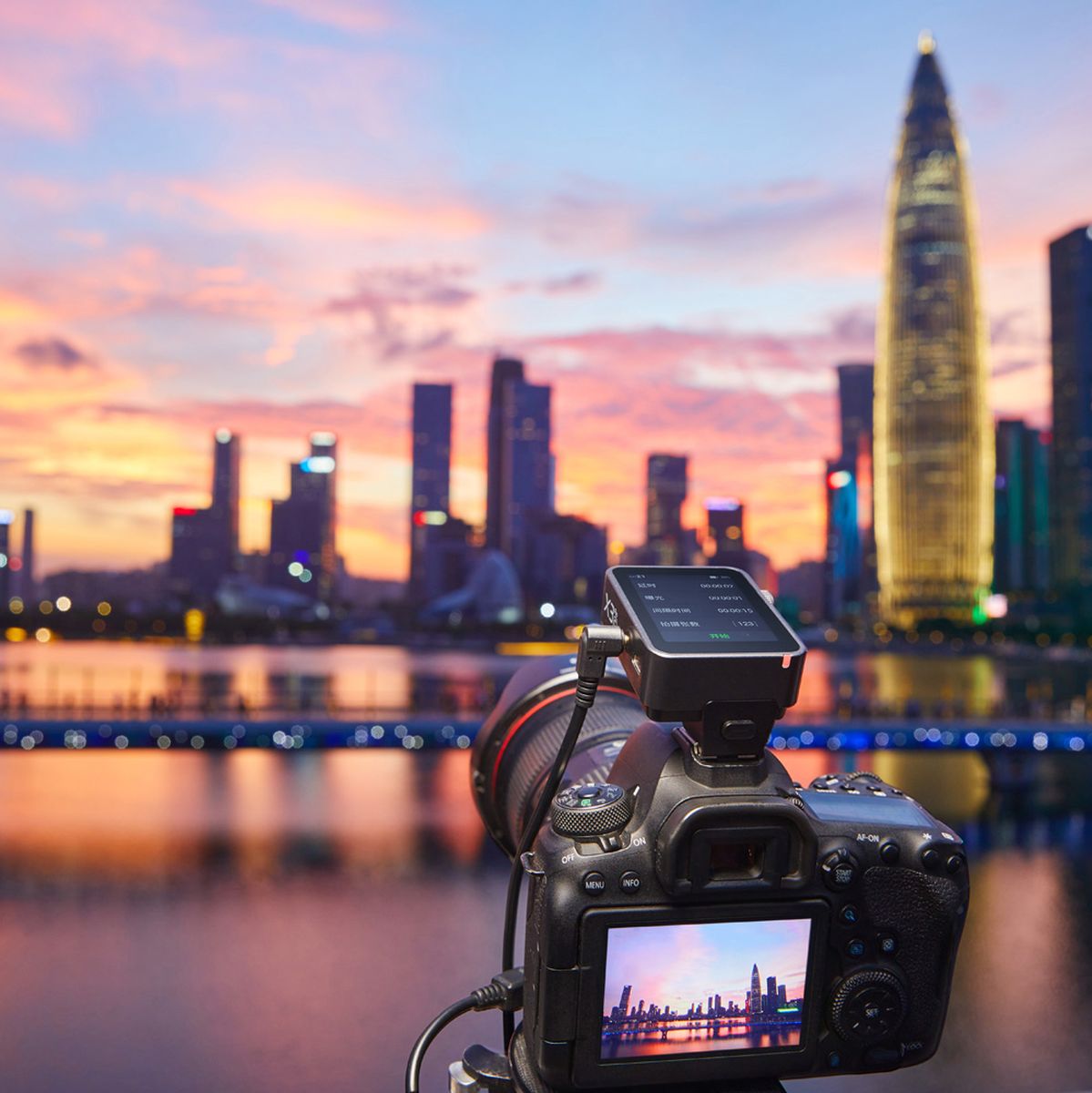 Déclencheur Godox X3 Pro fixé sur la griffe flash d'un boîtier