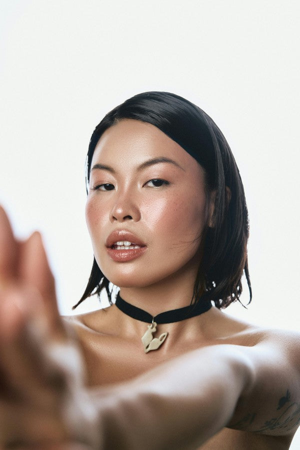 femme shooting photo fond papier blanc studio