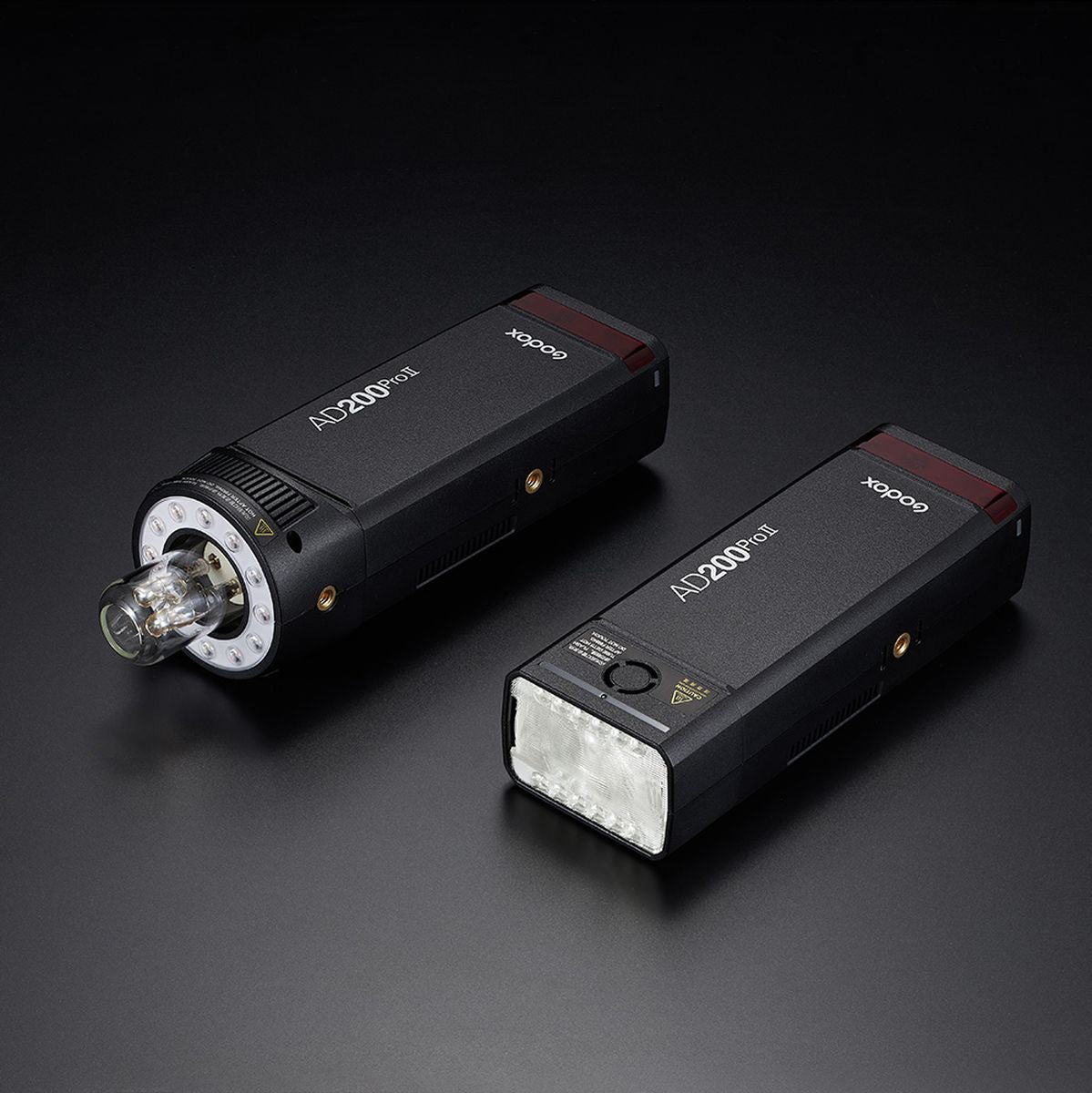 Deux flashs portables Godox AD200Pro II, l'un avec la tête ampoule nue H200J II, l'autre avec la tête speedlite H200 II
