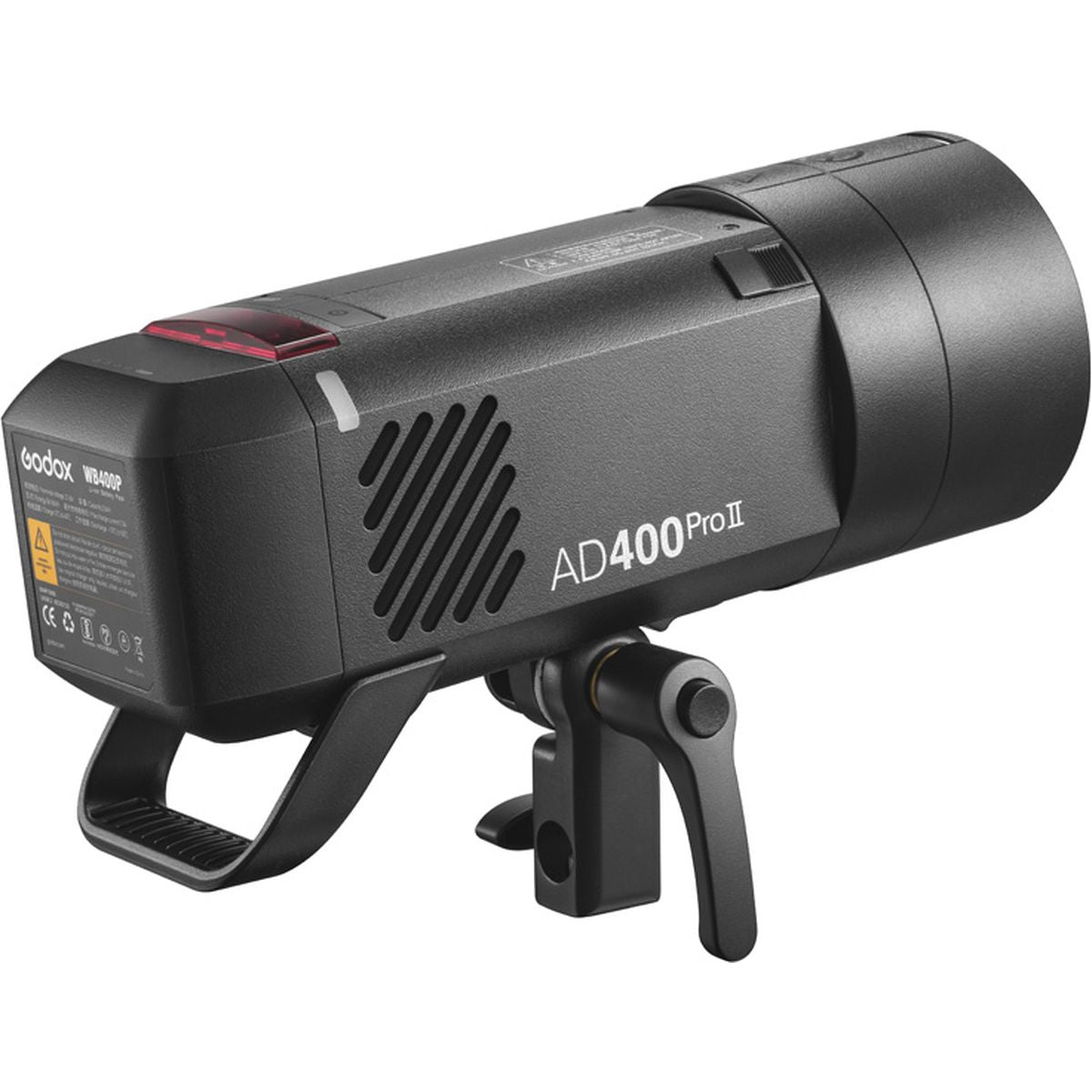 Flash portable Godox AD400Pro II de trois quarts arrière, batterie en place et étrier de fixation