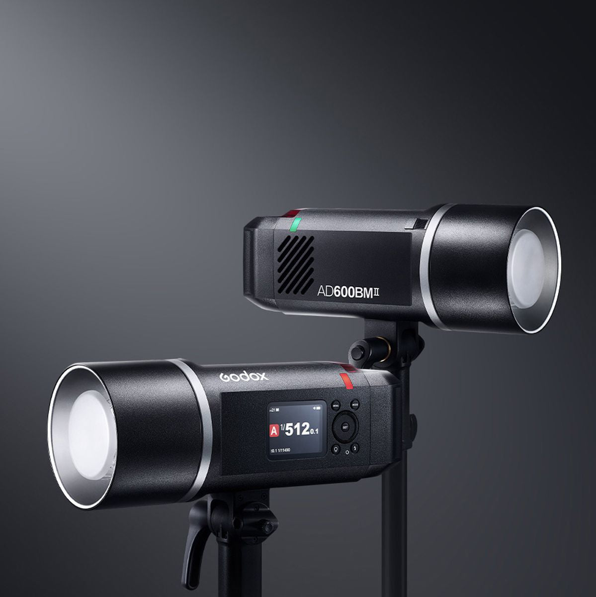 Deux flashs portables Godox AD600BM II montés sur des pieds, réflecteurs en place