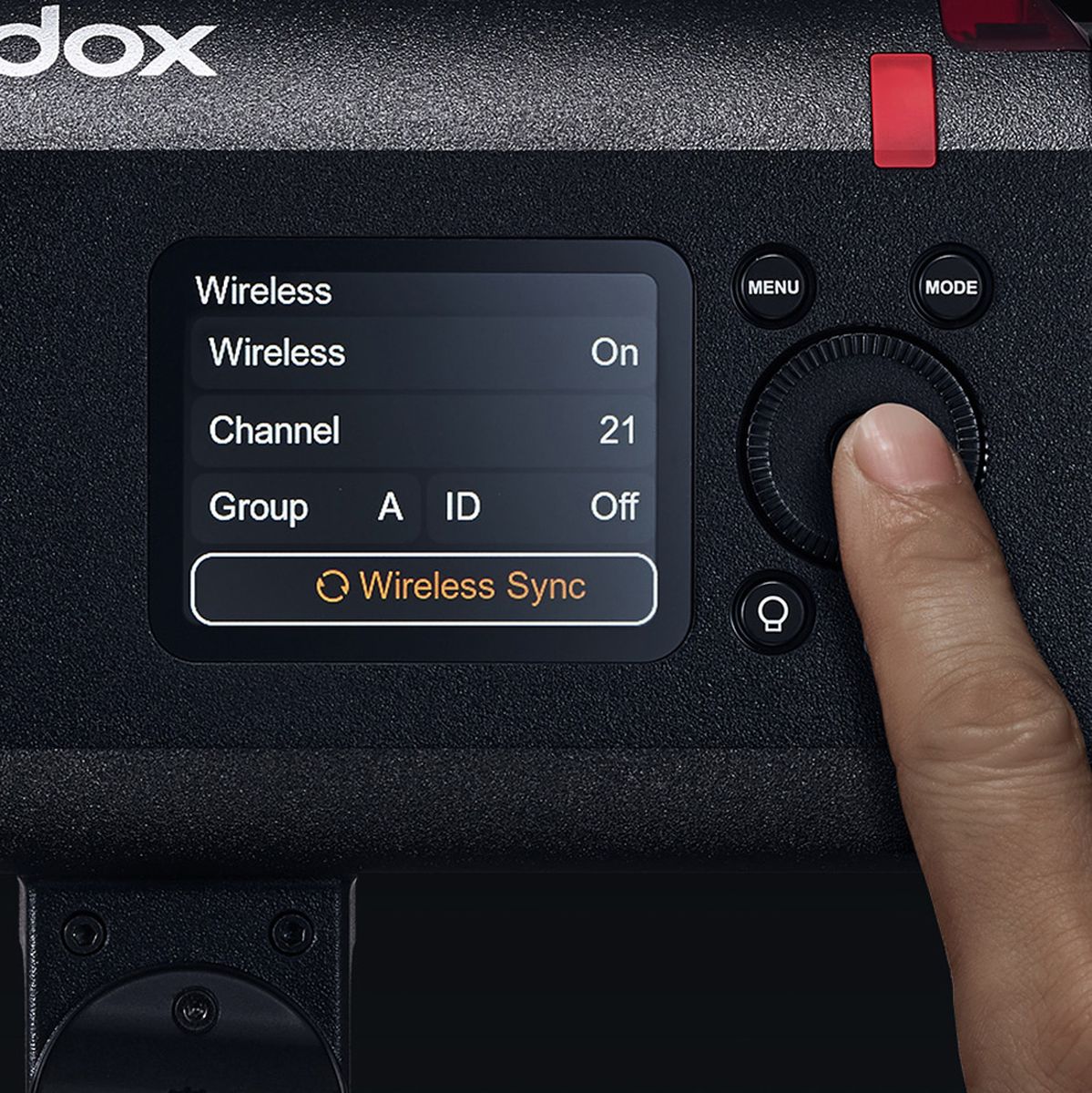 Gros plan sur le menu sans fil de l'écran couleur du flash portable Godox AD600BM II