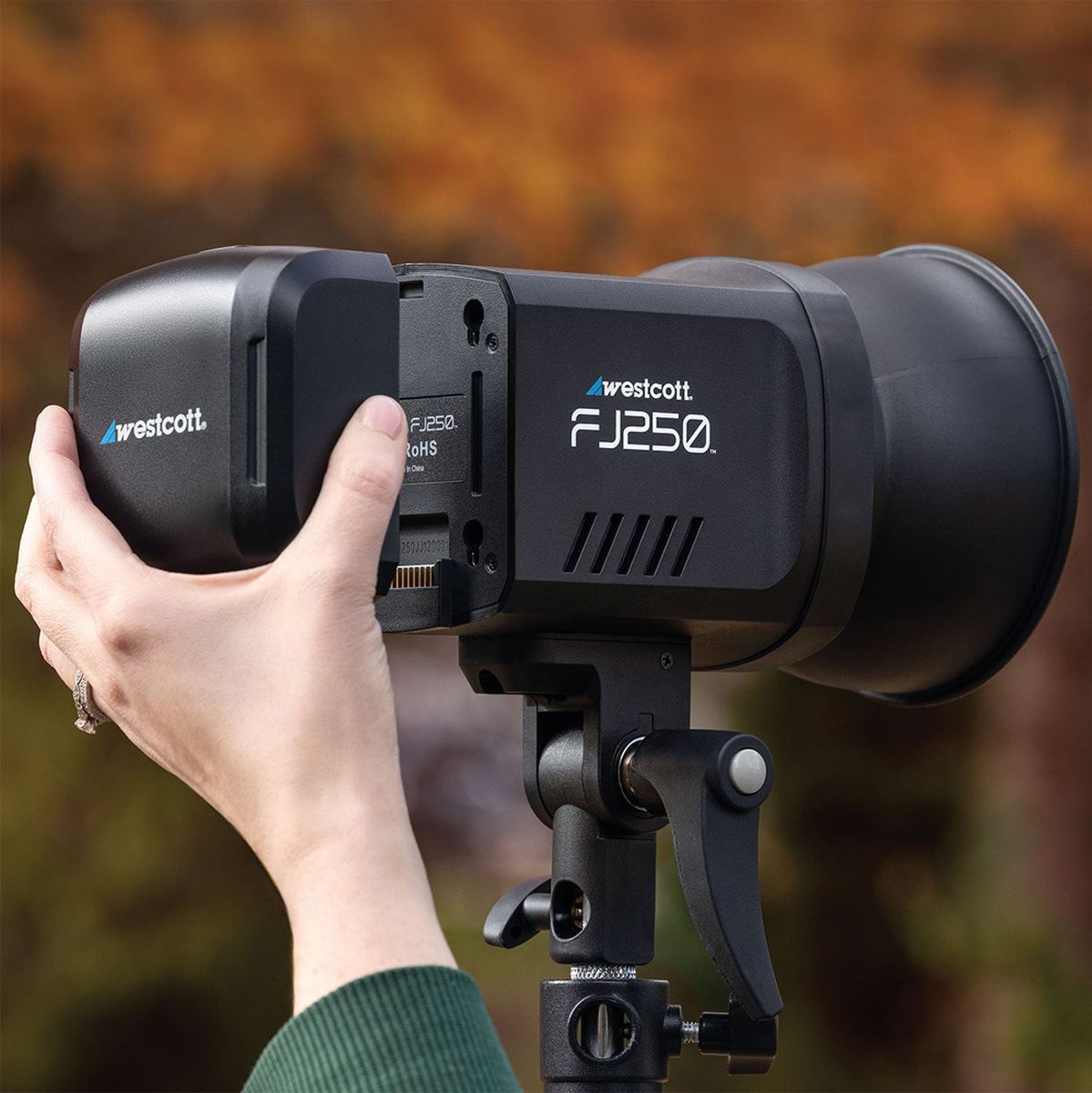 Retrait de la batterie amovible FJ Pro à l'arrière du flash Westcott FJ250