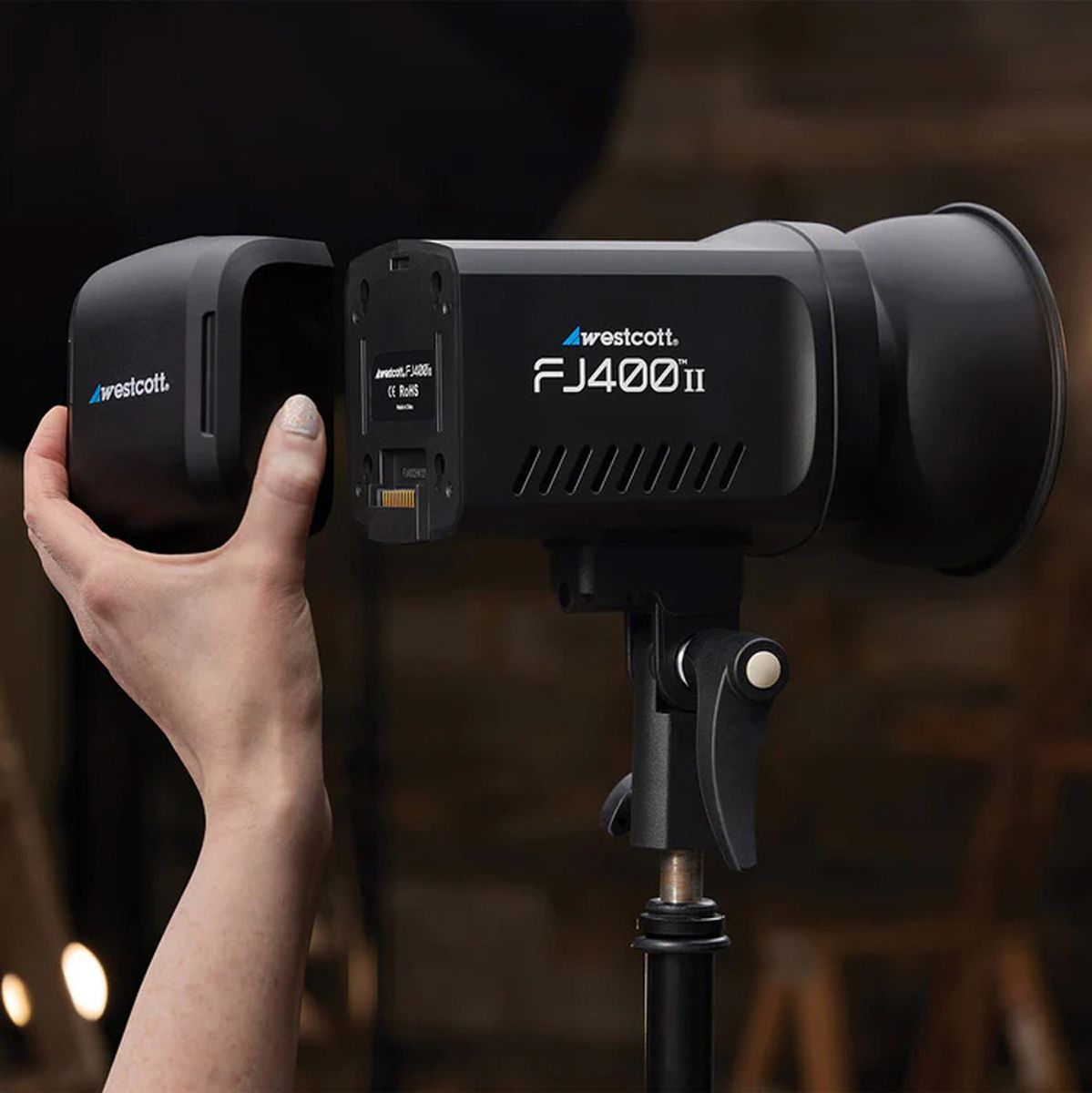 Retrait de la batterie FJ Pro à l'arrière du flash Westcott FJ400 II