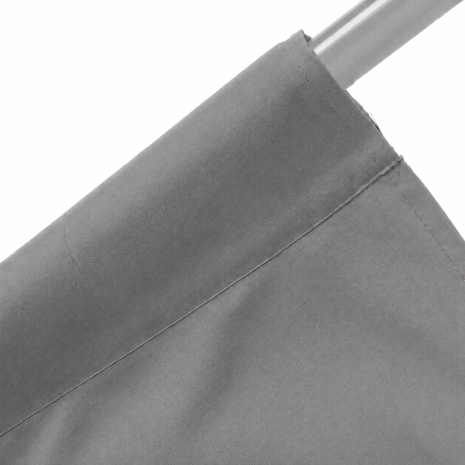 Fond tissu gris tendu sur barre avec ourlet
