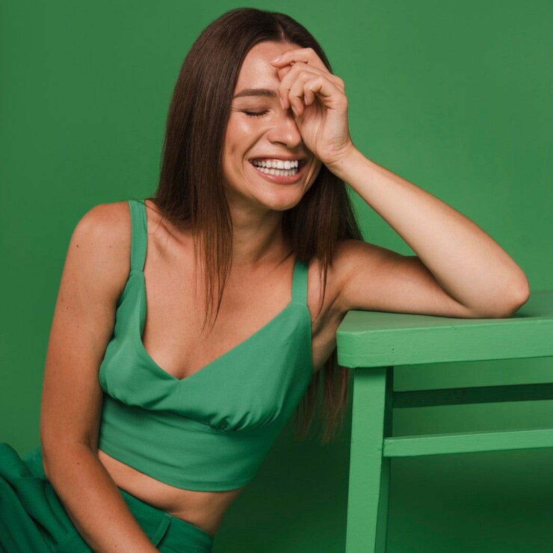 Portrait femme fond papier vert stinger