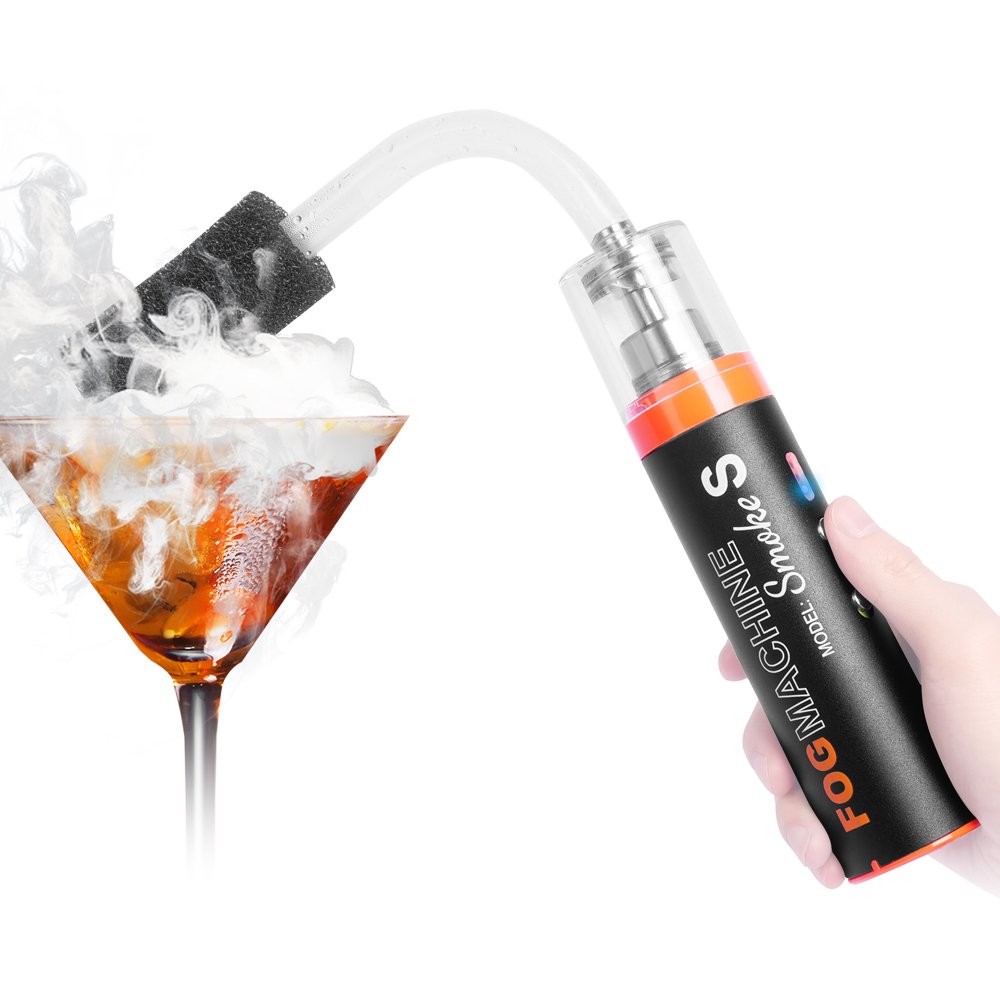 Machine à fumée Lensgo Smoke S tenue en main, fumée dirigée par le tube courbé