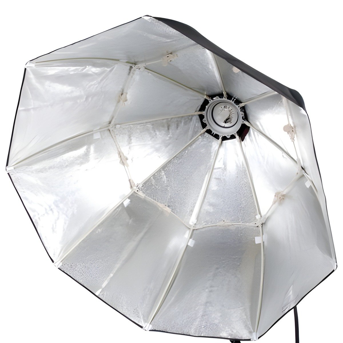 Intérieur argenté de l'octabox profonde Falcon Eyes FEOB-10EX sans diffuseur, effet bol beauté