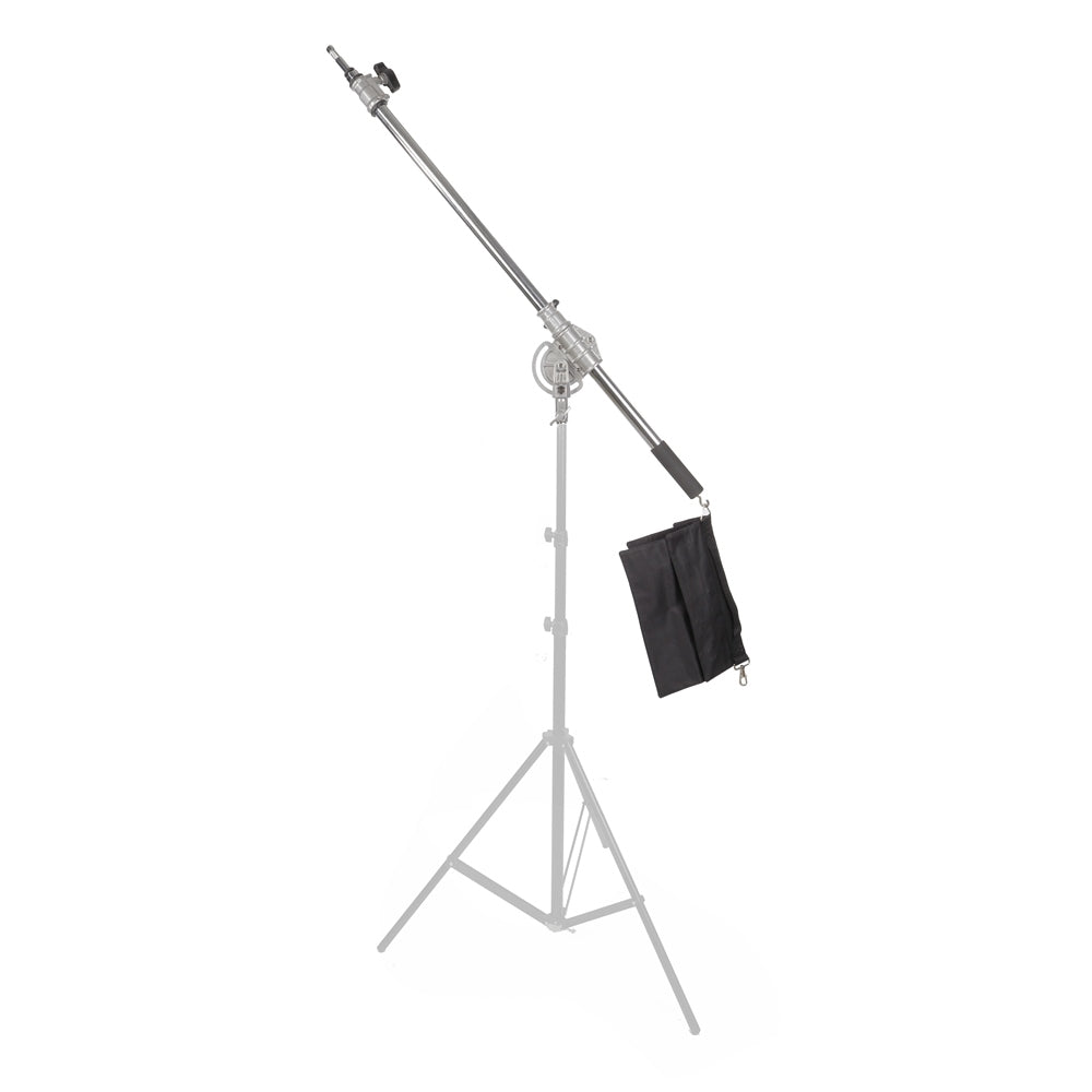Perche StudioKing FBT-2200 inclinée sur un pied grisé, sac de contrepoids noir accroché à l'arrière