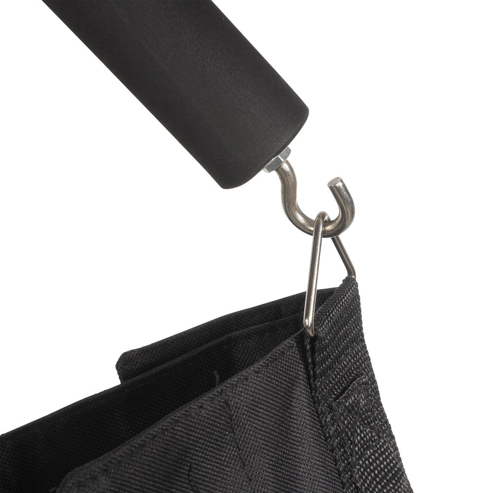 Crochet en bout de poignée de la perche StudioKing FBT-2200 retenant le sac de lest
