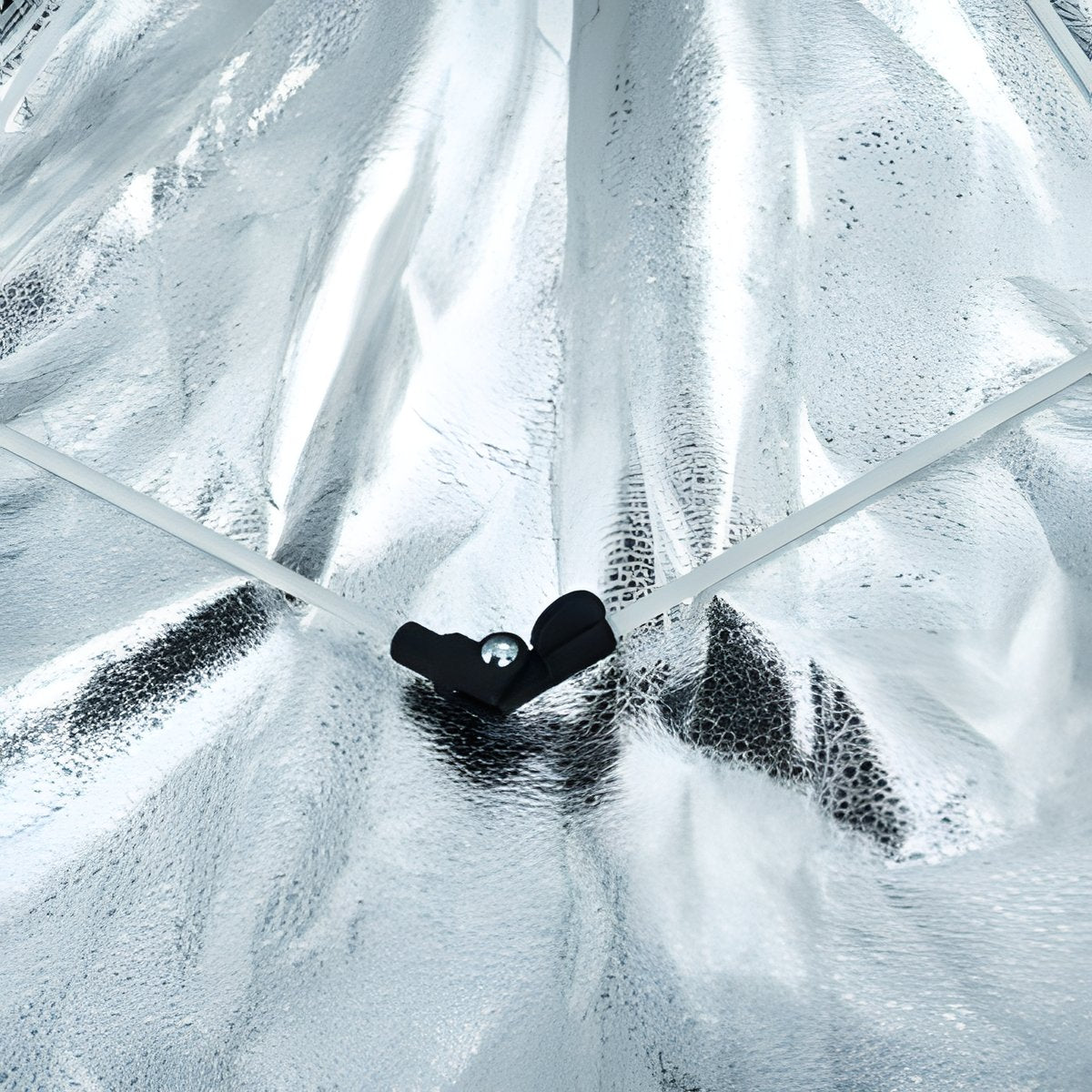 Articulations noires des baleines de la softbox pliable Linkstar QSSX sur revêtement argenté