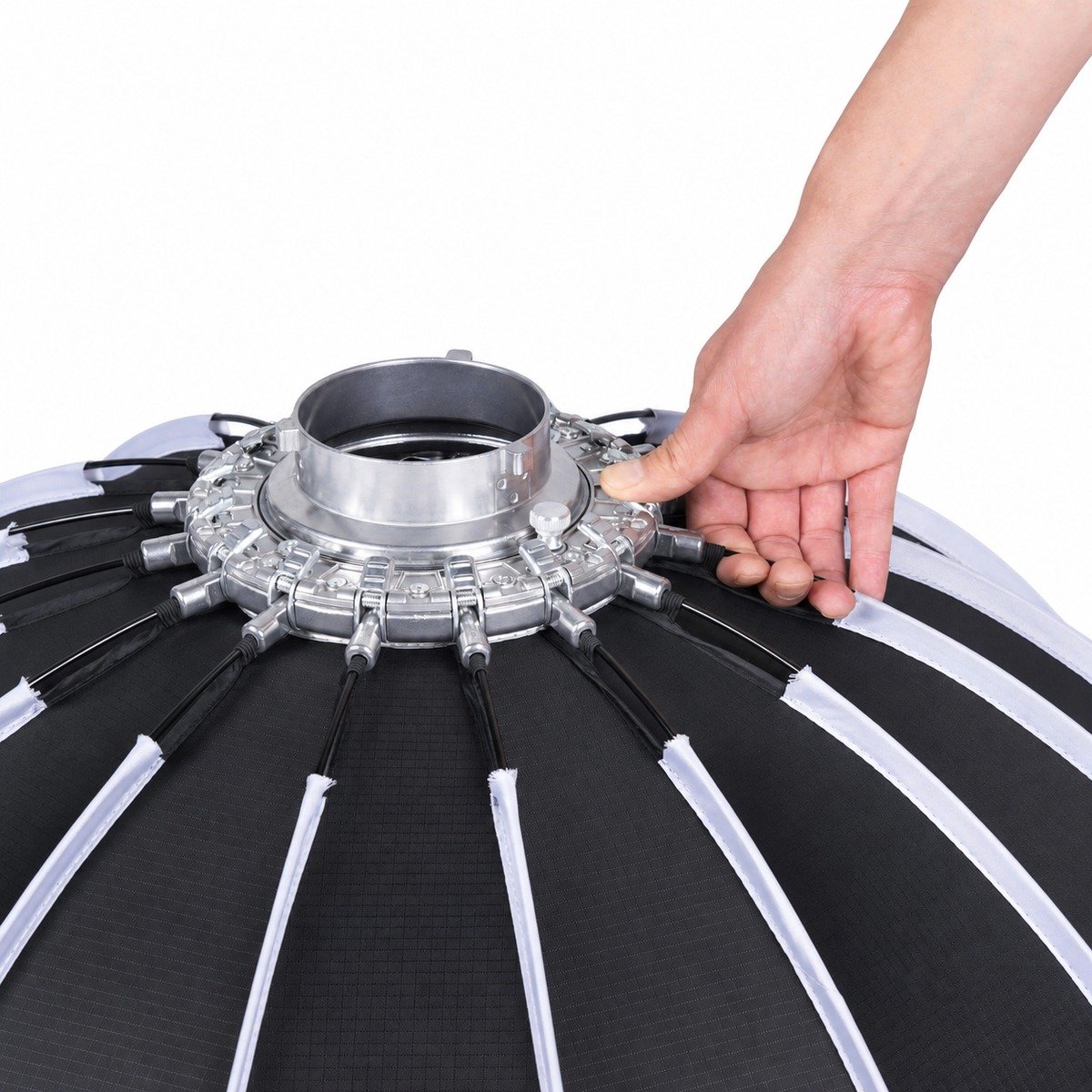 Main dépliant la softbox Sirui RGX105 par son moyeu autour de la bague Bowens