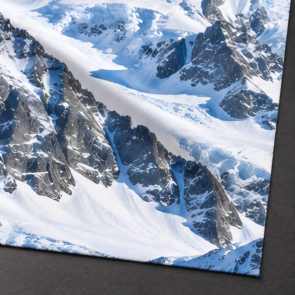 Gros plan du tissu polyester mat de la toile de fond photo montagne panorama cobalt