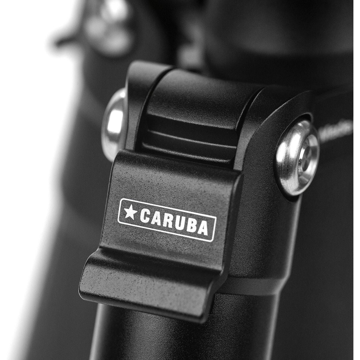 Sélecteur d'angle d'une jambe du trépied Caruba Travelstar 143, logo Caruba en relief