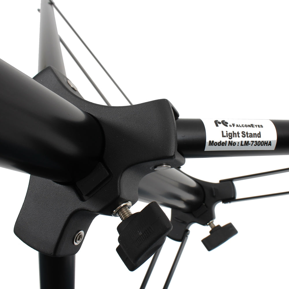 Pied de lumière Falcon Eyes LM-7300HA, en usage événementiel