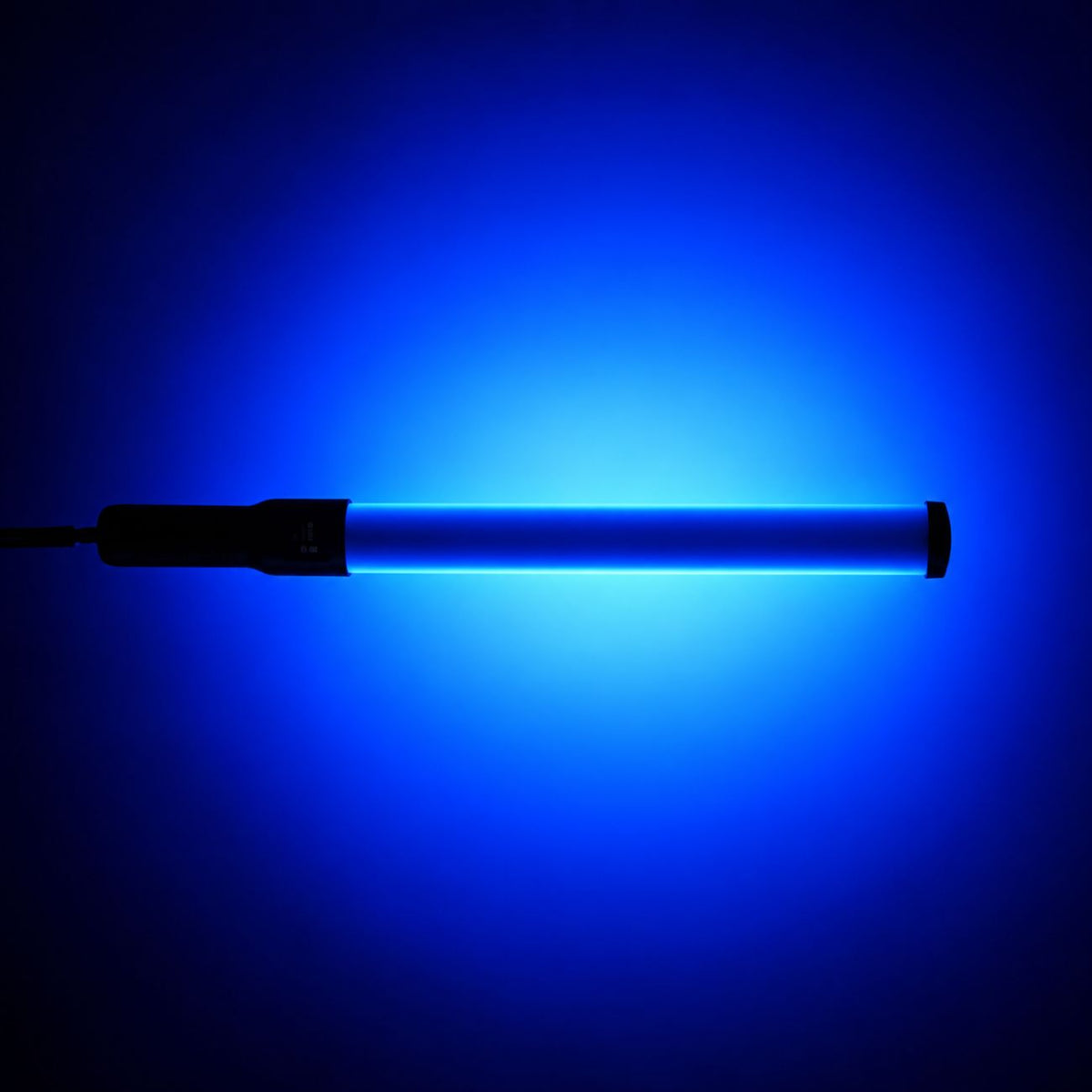 Tube LED Godox LC500R allumé en bleu en mode RGB sur fond sombre