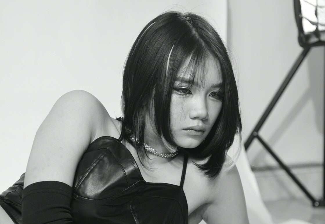 Comment entretenir votre fond pour studio photo ? Femme entourée d'un fond papier