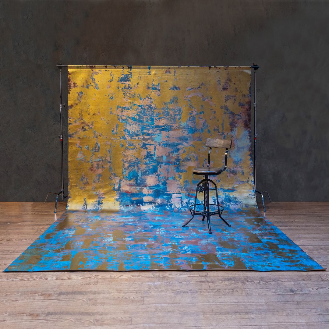 Toile de fond Delamain Chalcos installée sur son support dans un studio photo