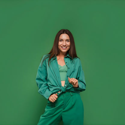 Shooting femme fond papier chroma green