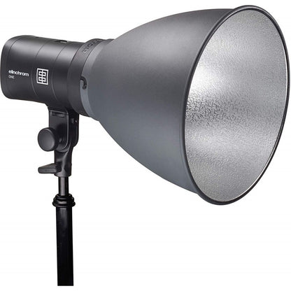 Flash Elinchrom ONE sur pied équipé d'un grand réflecteur gris par l'adaptateur OCF