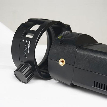 Adaptateur flash SMDV Speedbox-Flip AD200Pro II posé devant la tête d'un Godox AD200Pro II avant montage 