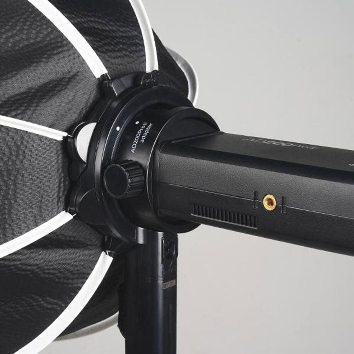 Adaptateur flash SMDV Speedbox-Flip AD200Pro II monté entre le flash Godox et une softbox Flip sur pied 