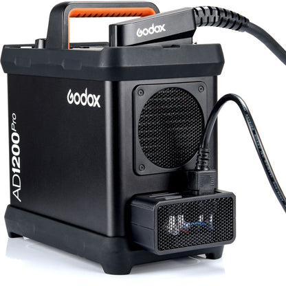 Adaptateur secteur Godox AC1200 inséré dans le générateur AD1200Pro, câble secteur branché