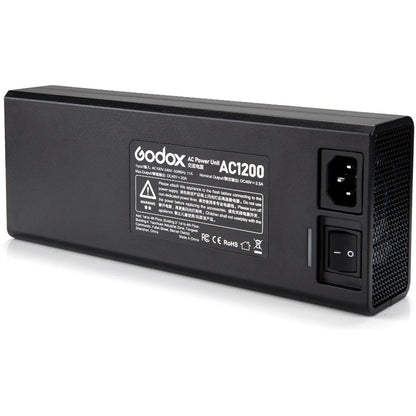 Adaptateur secteur Godox AC1200 de face, étiquette, prise IEC et interrupteur
