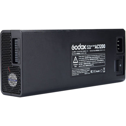 Adaptateur secteur Godox AC1200 de trois quarts, grille du ventilateur et connecteurs