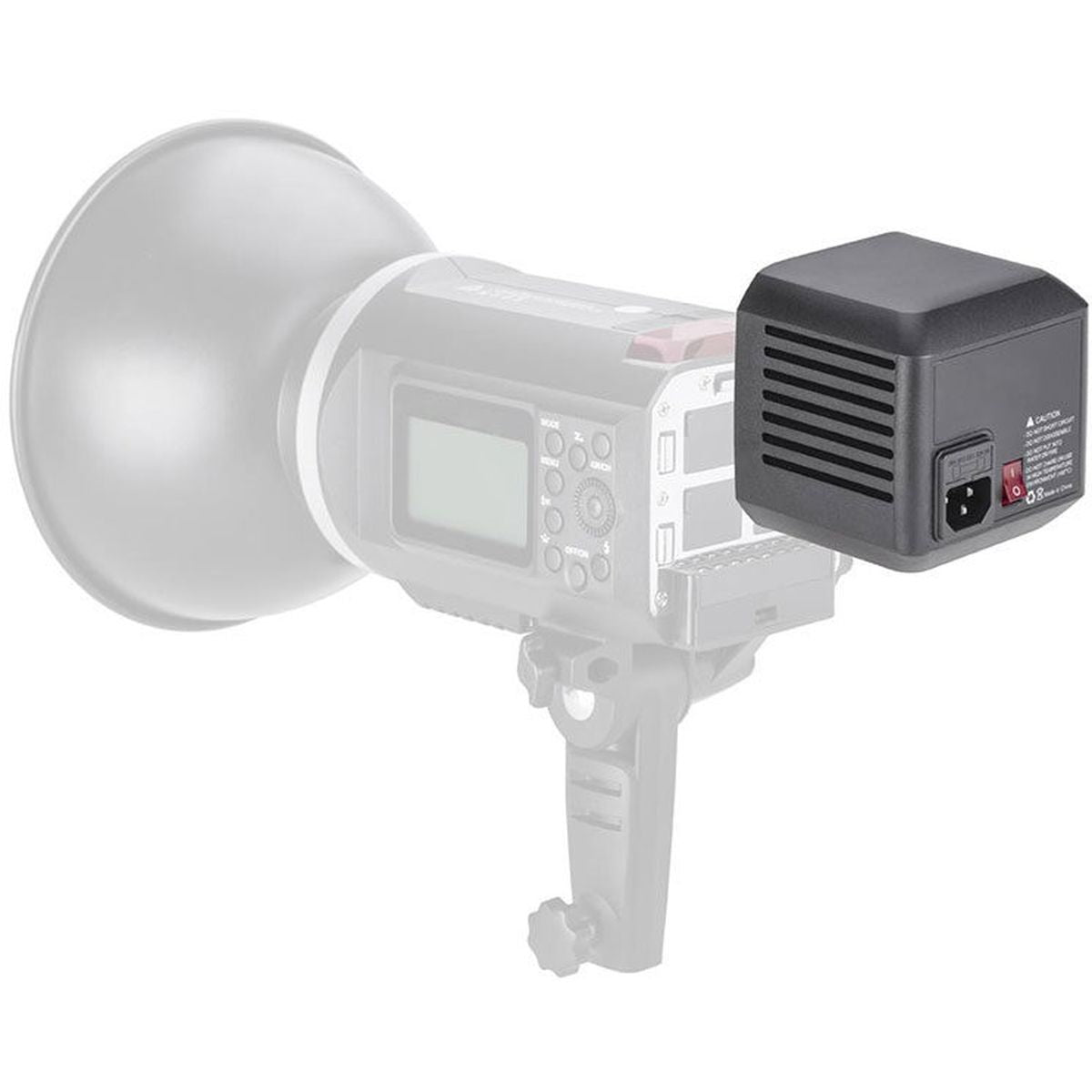 Adaptateur secteur Godox AD-AC monté à l'arrière d'un flash AD600 grisé avec réflecteur