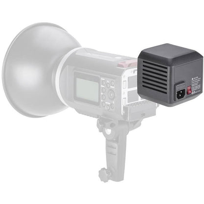 Adaptateur secteur Godox AD-AC monté à l'arrière d'un flash AD600 grisé avec réflecteur