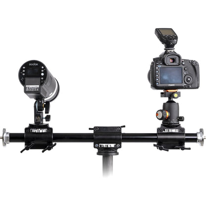 Barre d'extension Caruba 60 cm portant une tête de flash Godox et un boîtier sur rotule 