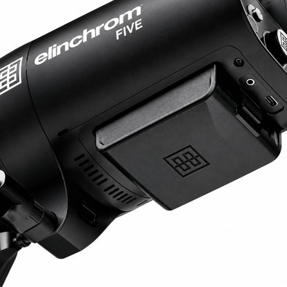 Batterie Elinchrom FIVE en place sous le flash monobloc Elinchrom FIVE