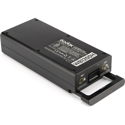 Batterie Godox WB1200H de trois quarts avec sa poignée d'extraction dépliée