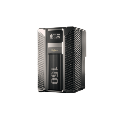 Batterie Rolux Dynasty III 150 Wh vue de trois quarts, boîtier gris et flancs en fibre de carbone 