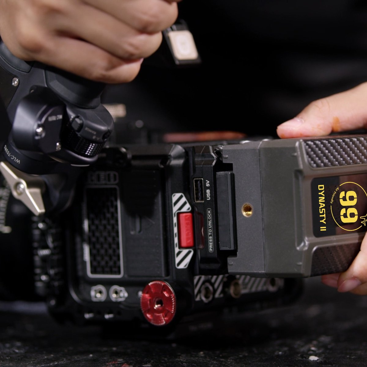 Batterie Rolux Dynasty II 99 Wh fixée au dos d'une caméra cinéma sur sa plaque V-Mount 