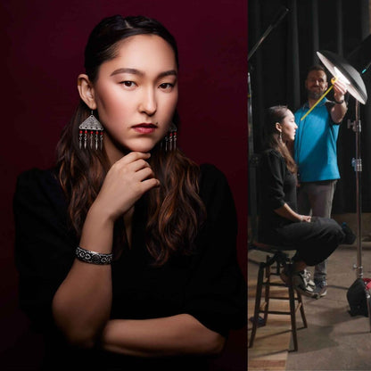 Portrait studio sur fond bordeaux éclairé au bol beauté Elinchrom Softlite, photographe réglant le bol au-dessus du modèle