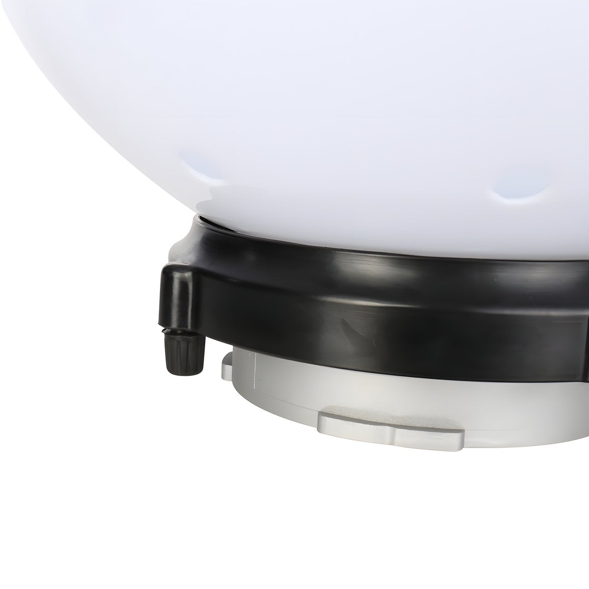 Gros plan sur les aérations et la baïonnette de la boule diffuseur Falcon Eyes FEA-DB300