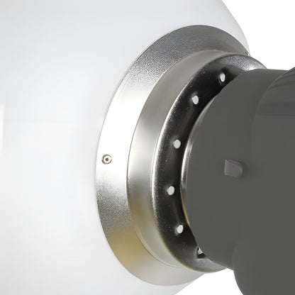 Gros plan de la fixation Bowens de la boule SK-DB300 sur la tête d'un flash 