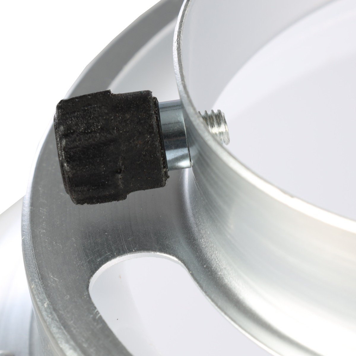 Gros plan de la vis de blocage noire du collier de la boule diffuseur StudioKing SK-DB95