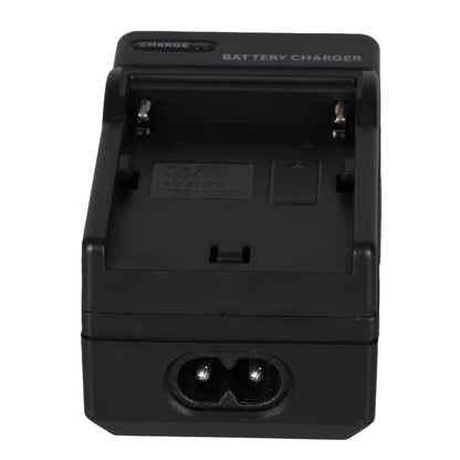 Chargeur Falcon Eyes SP-CHG vu de face, contacts de la batterie et prise du cordon secteur