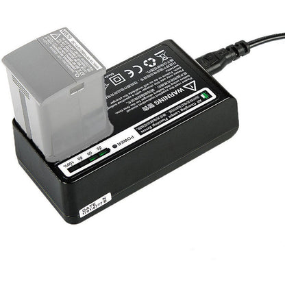 Chargeur Godox C29 avec une batterie WB29 en place et câble secteur branché
