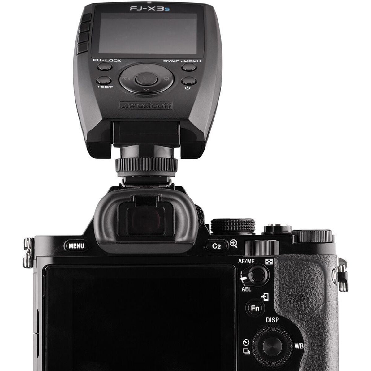 Déclencheur Westcott FJ-X3 S monté sur la griffe d'un hybride Sony Alpha, vu de dos 