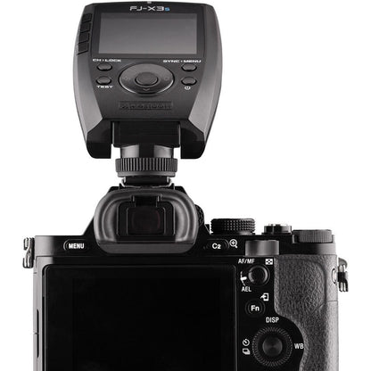 Déclencheur Westcott FJ-X3 S monté sur la griffe d'un hybride Sony Alpha, vu de dos 