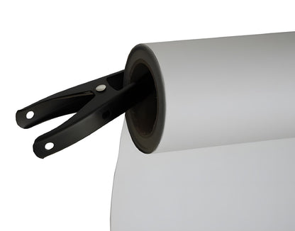Deux pinces Falcon Eyes CL-CLIP3 retenant un rouleau de fond papier
