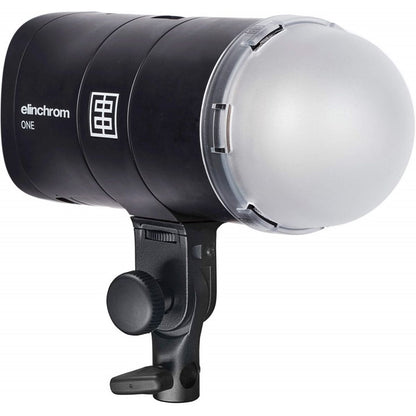 Flash Elinchrom ONE équipé du dôme diffuseur OCF, rotule et molette de serrage visibles