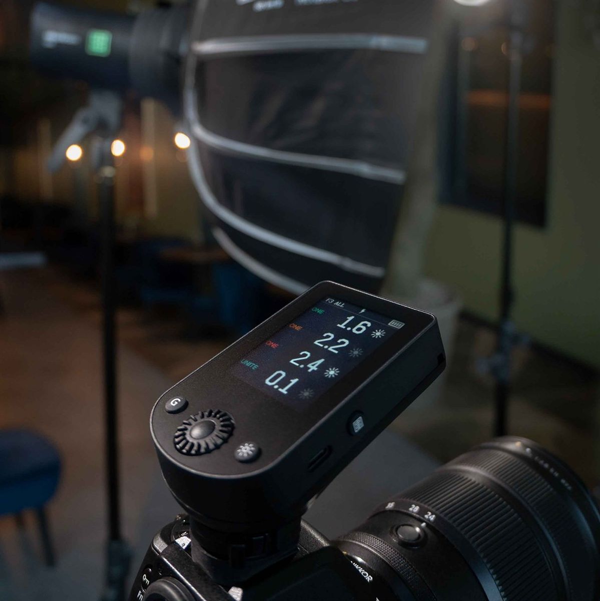 Émetteur Elinchrom Transmitter Pro X sur un appareil photo en studio, flash Elinchrom et softbox en arrière-plan